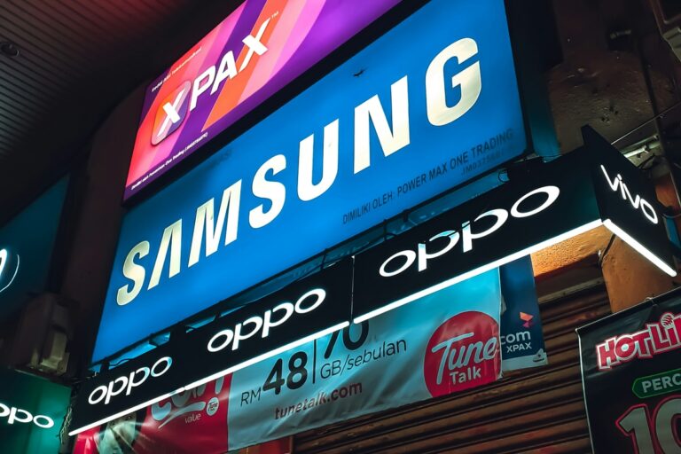 Samsung Stock Falls 2.4% Despite Record $80 Billion Profit Estimate