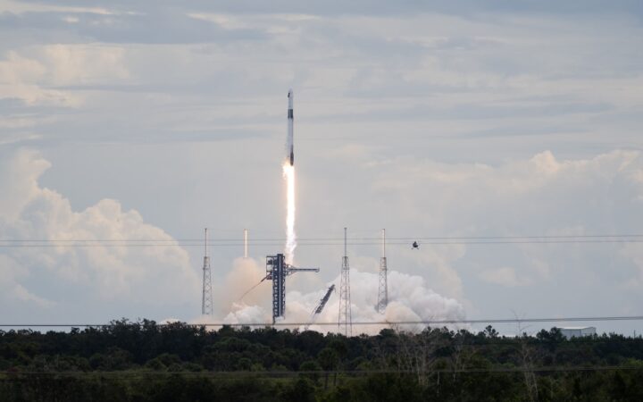 SpaceX Stock Surges Above $160 as Market Value Tops $2.2 Trillion