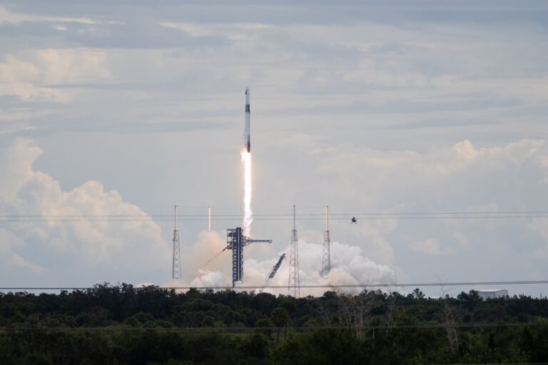 SpaceX Stock Surges Above $160 as Market Value Tops $2.2 Trillion
