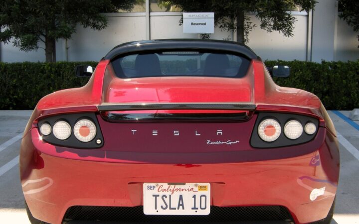 SpaceX and Tesla Weigh All-Stock Merger as Musk Stays Out of Talks