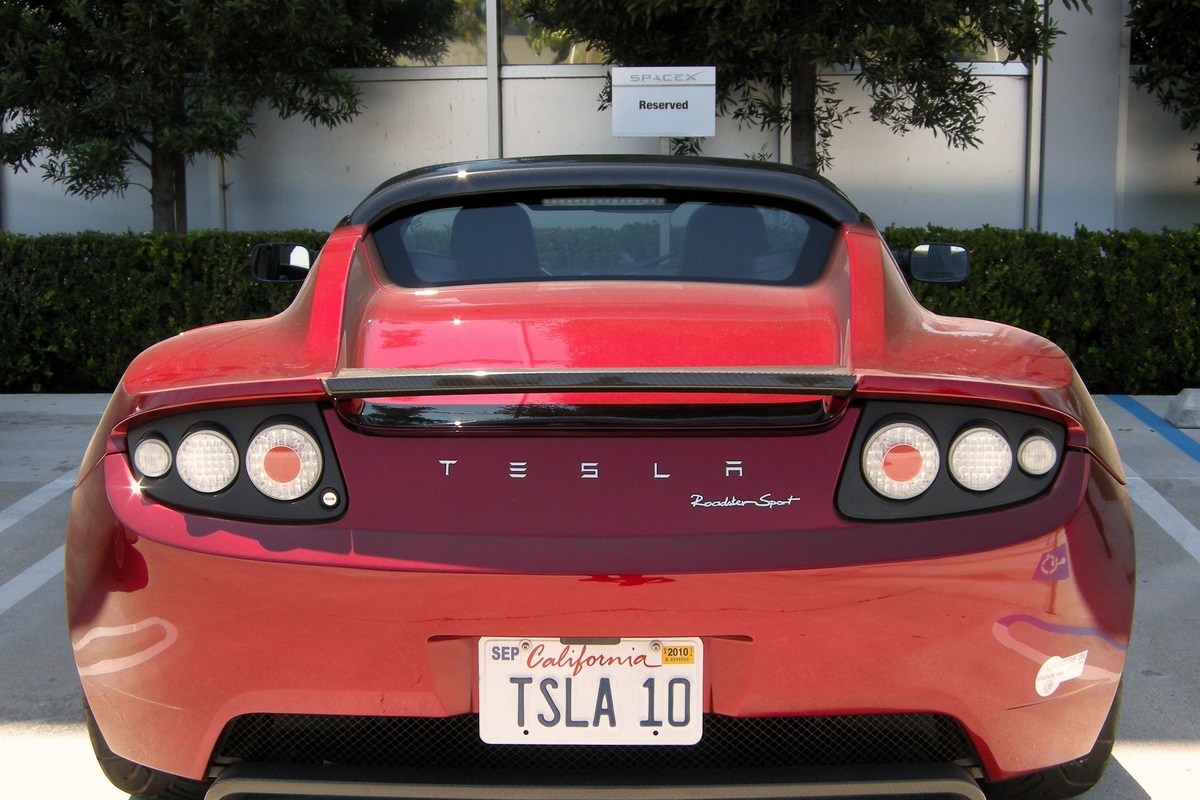SpaceX and Tesla Weigh All-Stock Merger as Musk Stays Out of Talks
