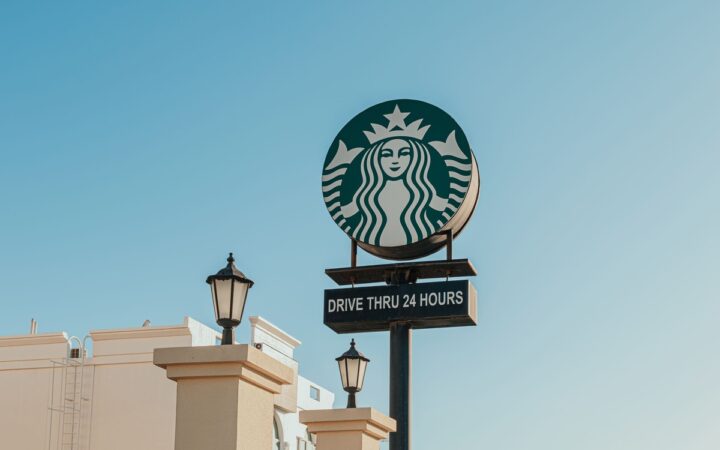 Chipotle Rises 6%, Starbucks Falls 4% on Takeover Report