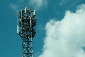 AT&T Drops 7.5% as Verizon and T-Mobile Slide on Starlink Mobile Plans