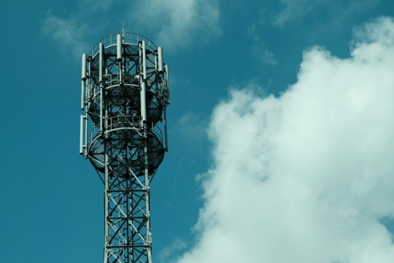 AT&T Drops 7.5% as Verizon and T-Mobile Slide on Starlink Mobile Plans