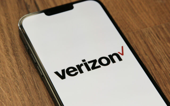 T-Mobile Sinks 13% as AT&T and Verizon Extend Starlink Selloff