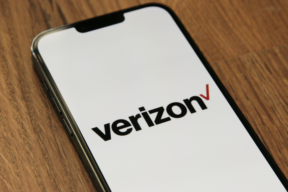 T-Mobile Sinks 13% as AT&T and Verizon Extend Starlink Selloff