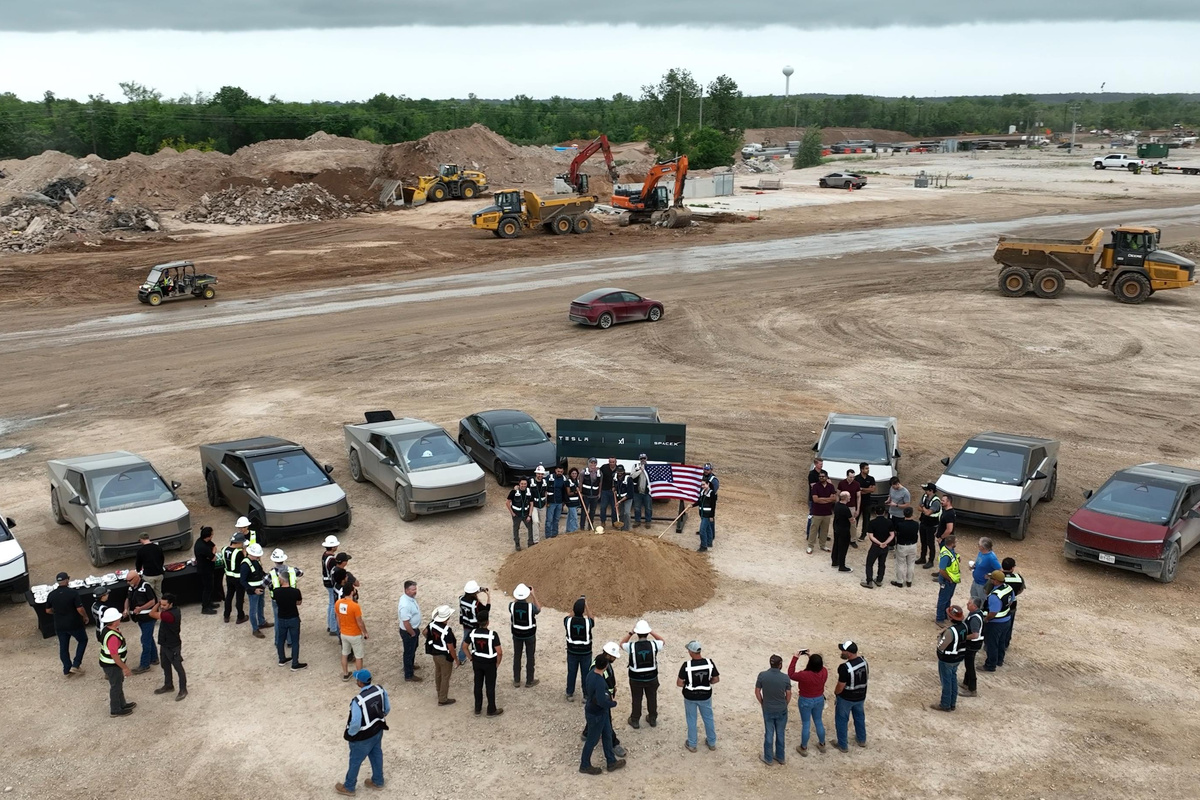 Barclays Sees Possible Tesla–SpaceX Merger Before Annual Meeting